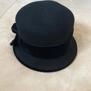 Women's black hat with felt trim